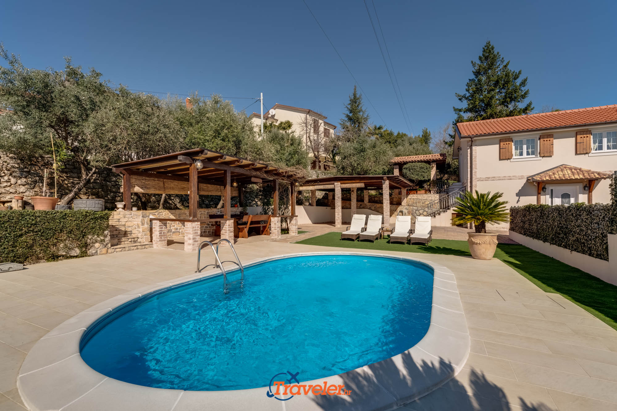 Ferienvilla mit Pool in Kroatien mit überdachter Terrasse