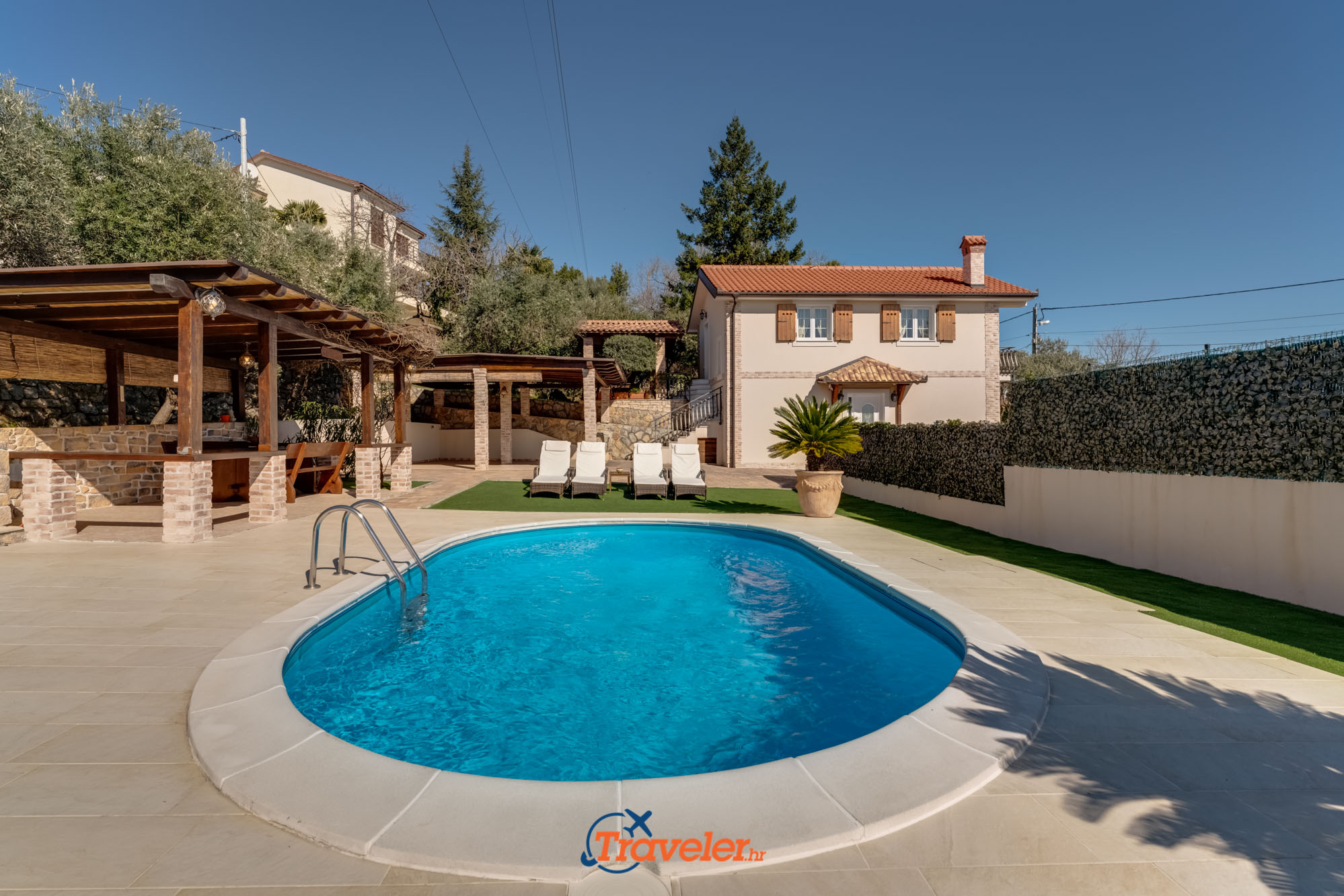 Ferienvilla mit Pool in Kroatien mit überdachter Terrasse