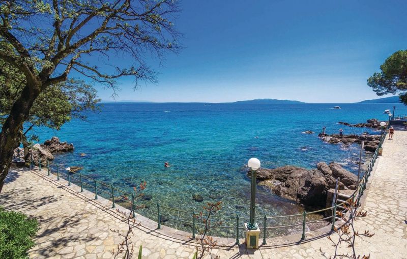Ferienvilla mit Pool in Kroatien, Promenade am Meer