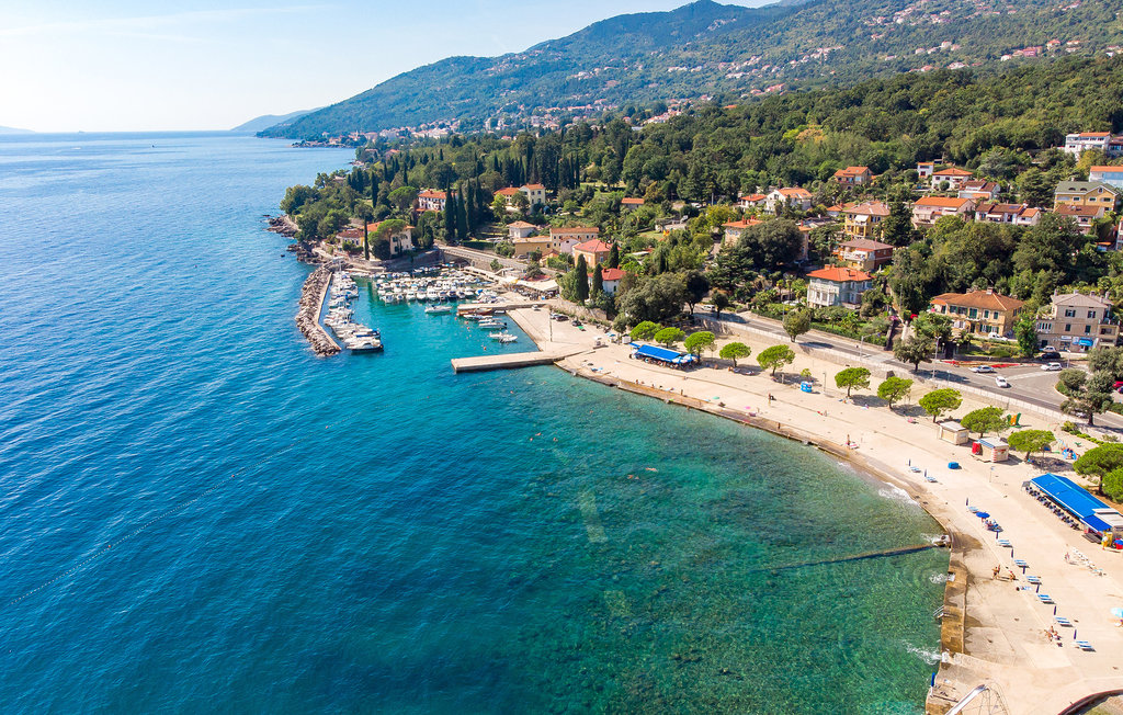 Ferienvilla mit Pool in Kroatien, Strand und Promenade am Meer